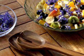 Obstsalat mit Parmaveilchenblüten